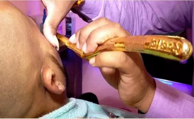 Gold Razor: సెలూన్ స్పెషాలిటీ.. గోల్డ్ రేజర్తో గడ్డం గీయడం.. Gold Razor: సెలూన్ స్పెషాలిటీ.. గోల్డ్ రేజర్తో గడ్డం గీయడం..