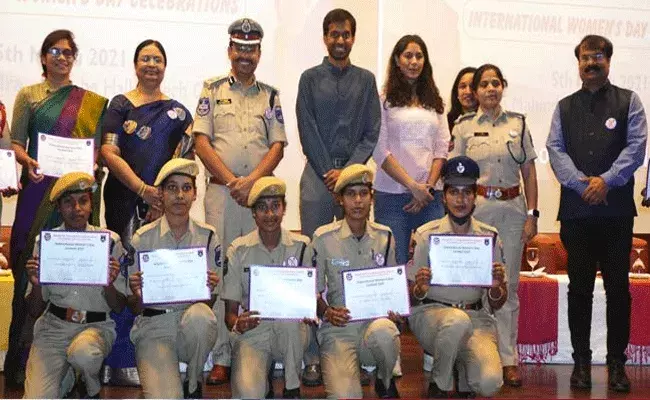 బేగంపేట విమానాశ్రయంలో అంతర్జాతీయ మహిళా దినోత్సవం బేగంపేట విమానాశ్రయంలో అంతర్జాతీయ మహిళా దినోత్సవం