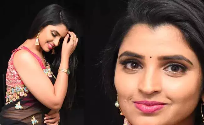 చీరలో వయ్యారాలు ఒలకబోస్తున్న యాంకర్ శ్యామల..! చీరలో వయ్యారాలు ఒలకబోస్తున్న యాంకర్ శ్యామల..!