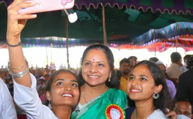 ఆత్మవిశ్వాసమే ఆయుధంగా ఆడబిడ్డలు ముందుకు సాగాలి: కవిత ఆత్మవిశ్వాసమే ఆయుధంగా ఆడబిడ్డలు ముందుకు సాగాలి: కవిత