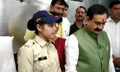 ఒక్కరోజు హోంమంత్రిగా... మహిళా కానిస్టేబుల్కు అరుదైన  గౌరవం..! ఒక్కరోజు హోంమంత్రిగా... మహిళా కానిస్టేబుల్కు అరుదైన  గౌరవం..!