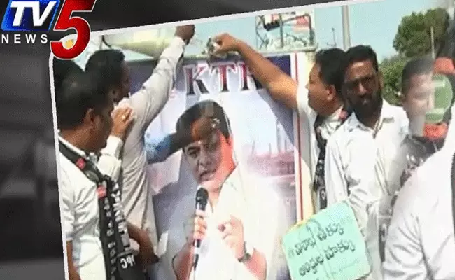 వైజాగ్లో కేటీఆర్ చిత్ర పటానికి స్టీల్ ప్లాంట్ నిర్వాసితుల పాలాభిషేకం వైజాగ్లో కేటీఆర్ చిత్ర పటానికి స్టీల్ ప్లాంట్ నిర్వాసితుల పాలాభిషేకం