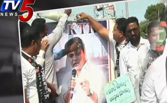 వైజాగ్‌లో కేటీఆర్‌ చిత్ర పటానికి స్టీల్‌ ప్లాంట్‌ నిర్వాసితుల పాలాభిషేకం