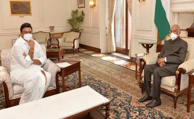 రాష్ట్రపతి రాంనాథ్ కోవింద్తో ఎంపీ రఘురామకృష్ణరాజు సమావేశం రాష్ట్రపతి రాంనాథ్ కోవింద్తో ఎంపీ రఘురామకృష్ణరాజు సమావేశం