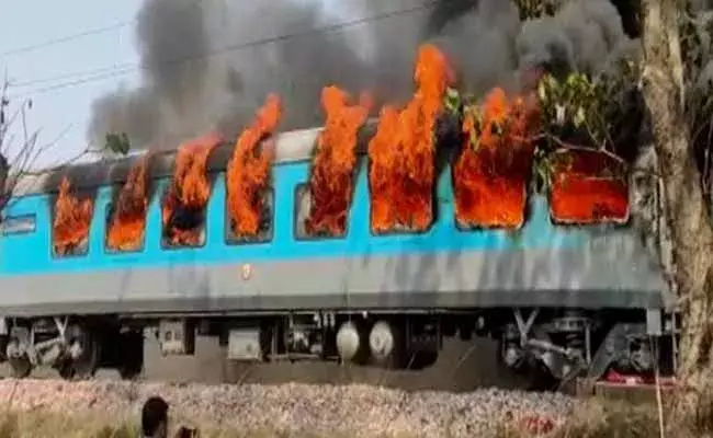 ఉత్తరాఖండ్‌లోని కన్‌స్రో వద్ద  భారీ అగ్నిప్రమాదం..!