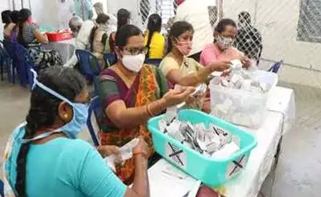 మున్సిపల్ ఎన్నికల ఓట్ల లెక్కింపు.. విశాఖ మినహా త్వరగానే రానున్న మున్సిపాలిటీలు, కార్పొరేషన్ల ఫలితాలు మున్సిపల్ ఎన్నికల ఓట్ల లెక్కింపు.. విశాఖ మినహా త్వరగానే రానున్న మున్సిపాలిటీలు, కార్పొరేషన్ల ఫలితాలు