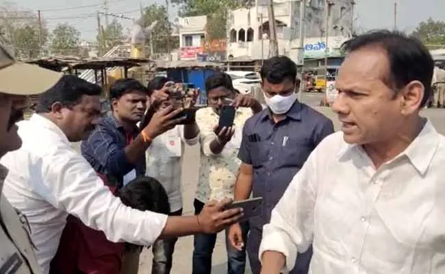 టీడీపీ ఎమ్మెల్సీ ద్వారపురెడ్డి జగదీశ్, పోలీసుల మధ్య ఘర్షణ ..! టీడీపీ ఎమ్మెల్సీ ద్వారపురెడ్డి జగదీశ్, పోలీసుల మధ్య ఘర్షణ ..!