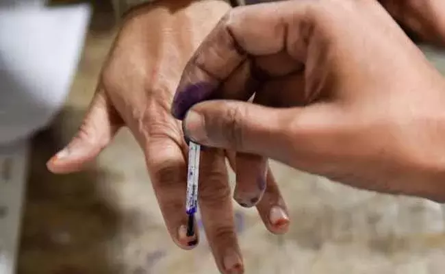 ప్రశాంతంగా కొనసాగుతున్న పట్టభద్రుల ఎమ్మెల్సీ పోలింగ్..!