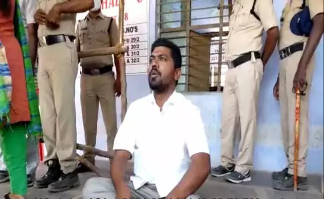 YCP, TDPకి సరిసమానంగా వచ్చిన ఓట్లు... ఏకపక్షంగా వైసీపీ అభ్యర్థి గెలుపును ప్రకటించిన అధికారులు..! YCP, TDPకి సరిసమానంగా వచ్చిన ఓట్లు... ఏకపక్షంగా వైసీపీ అభ్యర్థి గెలుపును ప్రకటించిన అధికారులు..!