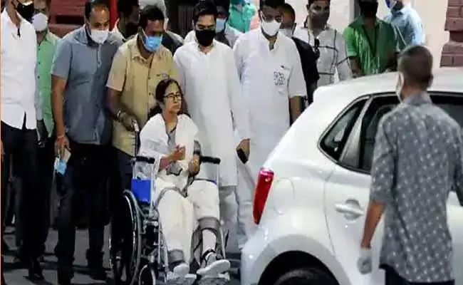 వీల్ ఛైర్ లోనే మమతా బెనర్జీ రోడ్ షో.. !