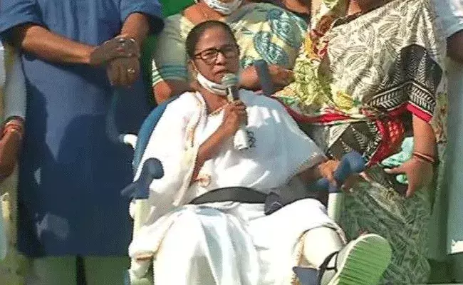 టీఎంసీ ఎన్నికల మేనిఫెస్టో విడుదల చేసిన మమతా టీఎంసీ ఎన్నికల మేనిఫెస్టో విడుదల చేసిన మమతా