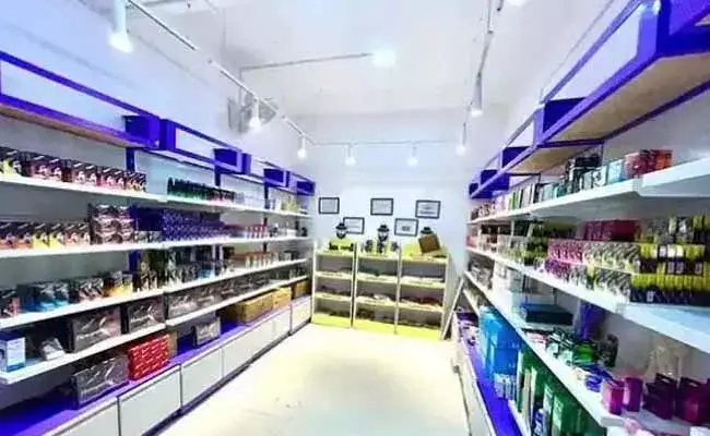 దేశంలోనే తొలి లీగల్ స్టోర్ ఇదే..! దేశంలోనే తొలి లీగల్ స్టోర్ ఇదే..!