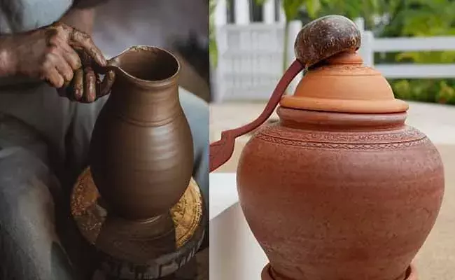 ఫ్రిజ్లో కంటే... కుండలోని వాటర్ తాగడమే బెస్ట్.. ఎన్ని లాభాలో తెలుసా? ఫ్రిజ్లో కంటే... కుండలోని వాటర్ తాగడమే బెస్ట్.. ఎన్ని లాభాలో తెలుసా?