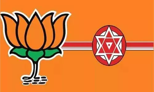 బీజేపీ, జనసేన మధ్య దూరం పెరుగుతోందా? బీజేపీ, జనసేన మధ్య దూరం పెరుగుతోందా?