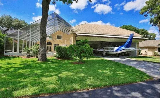 కారుపార్క్ కాదు ఎయిర్ పార్క్.. ఇంటికో విమానం మరి.. కారుపార్క్ కాదు ఎయిర్ పార్క్.. ఇంటికో విమానం మరి..