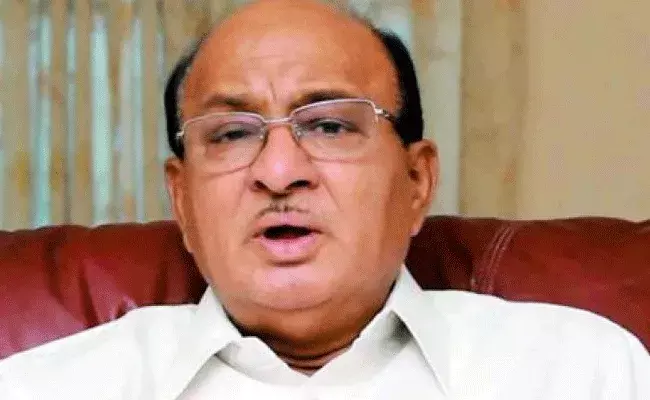 వైసీపీ ప్రభుత్వం రాజకీయ కక్షసాధింపులకు పాల్పడుతోంది : గోరంట్ల బుచ్చయ్య వైసీపీ ప్రభుత్వం రాజకీయ కక్షసాధింపులకు పాల్పడుతోంది : గోరంట్ల బుచ్చయ్య