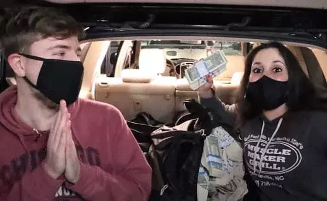 యూట్యూబర్ రిక్వెస్ట్.. మేడమ్ ప్లీజ్ మీ ఉద్యోగం వదిలేసుకోరా.. లక్ష డాలర్లు ఇస్తా!! యూట్యూబర్ రిక్వెస్ట్.. మేడమ్ ప్లీజ్ మీ ఉద్యోగం వదిలేసుకోరా.. లక్ష డాలర్లు ఇస్తా!!