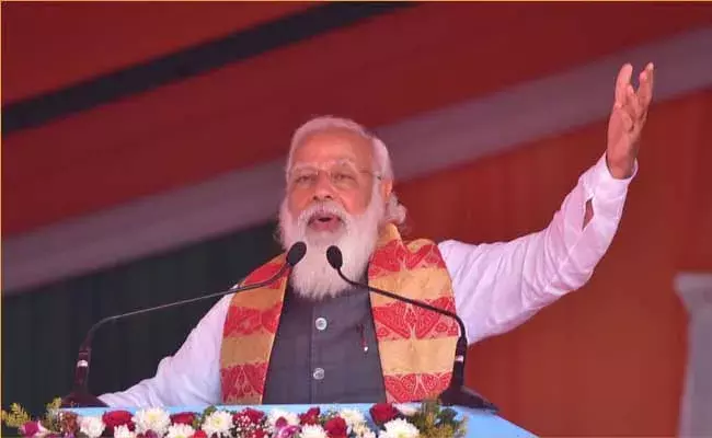 పదేళ్లపాటు దీదీ ప్రజల జీవితాలతో ఆడుకుంది.. ఇక చాలు : మోదీ పదేళ్లపాటు దీదీ ప్రజల జీవితాలతో ఆడుకుంది.. ఇక చాలు : మోదీ