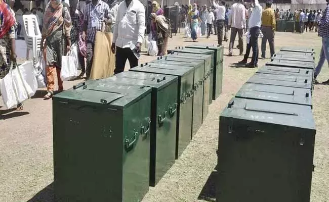 హైదరాబాద్-రంగారెడ్డి-మహబూబ్నగర్ ఎమ్మెల్సీ ఓట్ల లెక్కింపులో గందరగోళం హైదరాబాద్-రంగారెడ్డి-మహబూబ్నగర్ ఎమ్మెల్సీ ఓట్ల లెక్కింపులో గందరగోళం