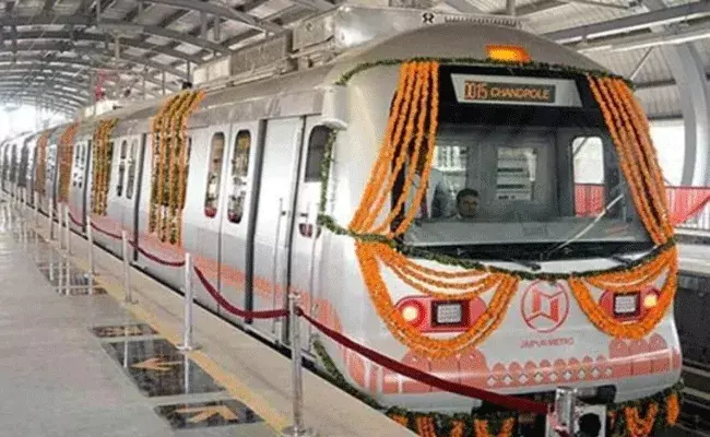 అద్దెకు మెట్రో రైళ్లు.. అందులోనే బర్త్‌డే పార్టీలు