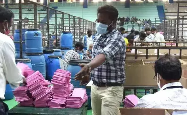 తీవ్ర ఉత్కంఠగా నల్గొండ-ఖమ్మం-వరంగల్ ఎమ్మెల్సీ కౌంటింగ్..! తీవ్ర ఉత్కంఠగా నల్గొండ-ఖమ్మం-వరంగల్ ఎమ్మెల్సీ కౌంటింగ్..!