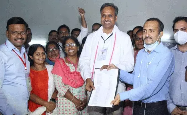 ఉత్కంఠ భరితంగా సాగిన పోరులో సిట్టింగ్ ఎమ్మెల్సీ పల్లా గెలుపు ఉత్కంఠ భరితంగా సాగిన పోరులో సిట్టింగ్ ఎమ్మెల్సీ పల్లా గెలుపు