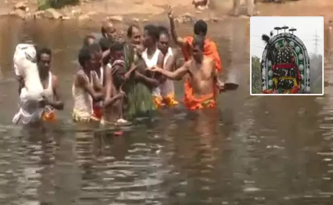 జలపాతంలో బంగారు చేప రూపంలో దర్శనమిచ్చిన అమ్మవారు జలపాతంలో బంగారు చేప రూపంలో దర్శనమిచ్చిన అమ్మవారు