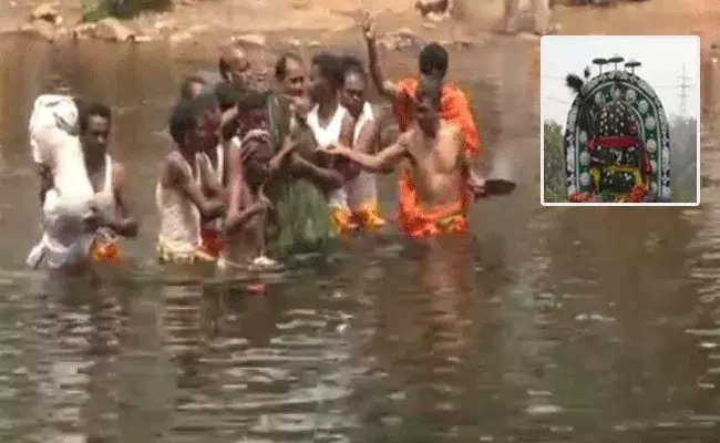 జలపాతంలో బంగారు చేప రూపంలో దర్శనమిచ్చిన అమ్మవారు