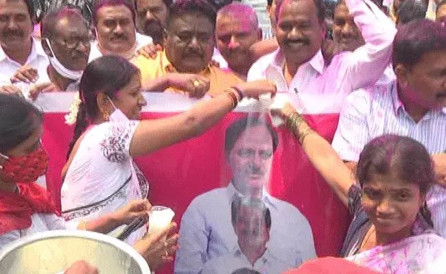 ఉద్యోగులకు తెలంగాణ సర్కార్ తీపికబురు.. కేసీఆర్ చిత్రపటానికి పాలాభిషేకం