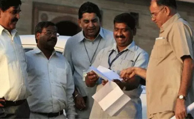 కేంద్ర ప్రభుత్వ ఉద్యోగులకు హోలీ గిఫ్ట్.. రూ.10,000లు.. కేంద్ర ప్రభుత్వ ఉద్యోగులకు హోలీ గిఫ్ట్.. రూ.10,000లు..