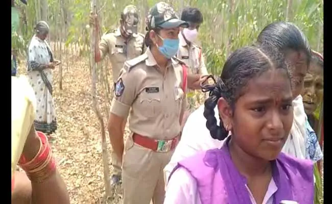 భోగాపురం ఎయిర్పోర్ట్ భూసేకరణకు వచ్చిన అధికారులను అడ్డుకున్న బాలిక..! భోగాపురం ఎయిర్పోర్ట్ భూసేకరణకు వచ్చిన అధికారులను అడ్డుకున్న బాలిక..!