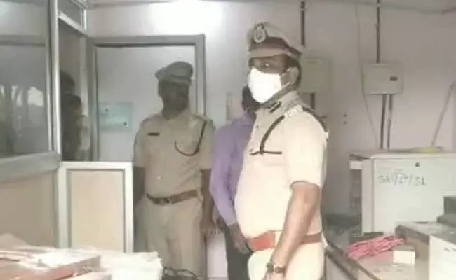 పెద్దపల్లి జిల్లాలో భారీ చోరీ.. SBIలో రూ.18.40లక్షల నగదుతో పాటు, 6 కిలోల బంగారం అపహరణ..! పెద్దపల్లి జిల్లాలో భారీ చోరీ.. SBIలో రూ.18.40లక్షల నగదుతో పాటు, 6 కిలోల బంగారం అపహరణ..!