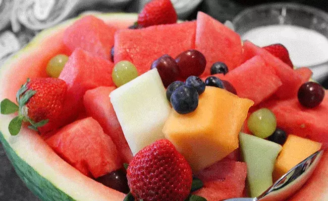 ఎండాకాలంలో ఈ పండ్లు ఎంతో మేలు.. నీటి శాతం ఎక్కువగా ఉన్న ఫ్రూట్స్ ఎండాకాలంలో ఈ పండ్లు ఎంతో మేలు.. నీటి శాతం ఎక్కువగా ఉన్న ఫ్రూట్స్