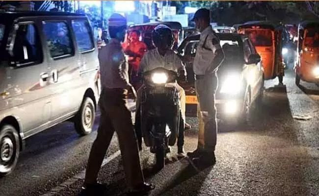 హైదరాబాద్ లో రెచ్చిపోయిన మందుబాబులు..! హైదరాబాద్ లో రెచ్చిపోయిన మందుబాబులు..!