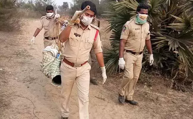 పోలీసుల మానవత్వం... అనాధ శవాన్ని భుజాలపై మోసి.. !