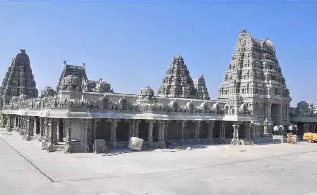 యాదాద్రి లక్ష్మీ నరసింహ స్వామి ఆలయంలో 74 మందికి కరోనా పాజిటివ్..! ‌