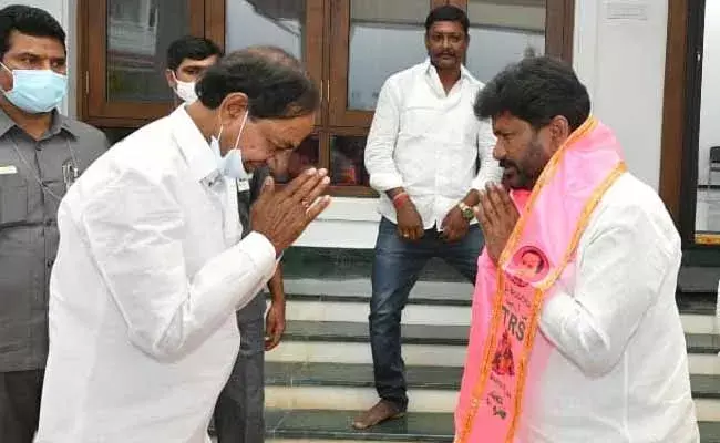 టీఆర్‌ఎస్‌‌‌‌లో చేరిన కడారి అంజయ్య యాదవ్‌.. !