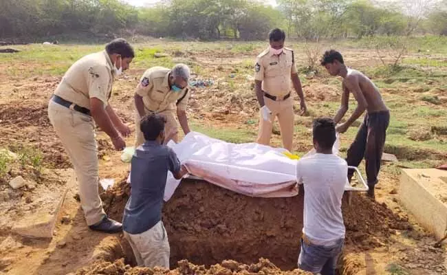 హ్యాట్సాఫ్ పోలీసన్నలు... యాచకుడి మృతదేహానికి అన్నీ తామై అంత్యక్రియలు..! హ్యాట్సాఫ్ పోలీసన్నలు... యాచకుడి మృతదేహానికి అన్నీ తామై అంత్యక్రియలు..!