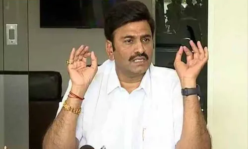 సంక్షేమం కోసం అప్పులు చేస్తున్నామని వైసీపీ నేతలు గొప్పలు చెప్పుకుంటున్నారు : ఎంపీ రఘురామ సంక్షేమం కోసం అప్పులు చేస్తున్నామని వైసీపీ నేతలు గొప్పలు చెప్పుకుంటున్నారు : ఎంపీ రఘురామ