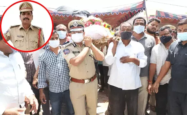 రోడ్డు ప్రమాదంలో మృతి చెందిన కూకట్పల్లి ASI.. 8 మందికి అవయవదానం రోడ్డు ప్రమాదంలో మృతి చెందిన కూకట్పల్లి ASI.. 8 మందికి అవయవదానం