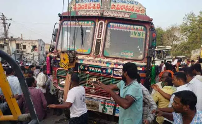 నల్లగొండ జిల్లాలో ఘోర రోడ్డు ప్రమాదం.. ఒకే కుటుంబానికి చెందిన నలుగురు మృతి..! నల్లగొండ జిల్లాలో ఘోర రోడ్డు ప్రమాదం.. ఒకే కుటుంబానికి చెందిన నలుగురు మృతి..!