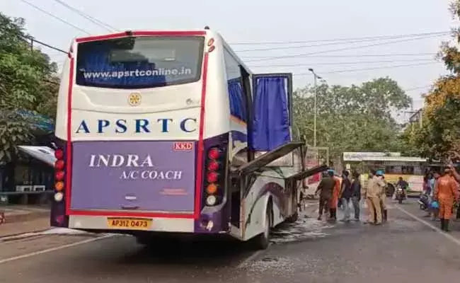 కాకినాడ ఆర్టీసీ ఇంద్ర బస్సులో మంటలు.. కాకినాడ ఆర్టీసీ ఇంద్ర బస్సులో మంటలు..