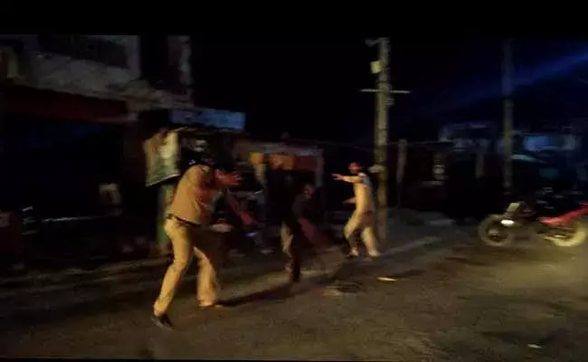 మద్యం మత్తులో యువకుల వీరంగం.. పోలీసులపై దాడి..! మద్యం మత్తులో యువకుల వీరంగం.. పోలీసులపై దాడి..!