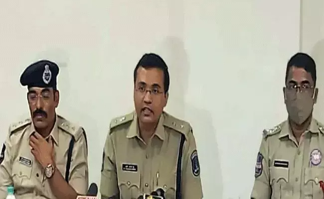 హైదరాబాద్లో సంచలనం సృష్టించిన రౌడీ షీటర్ హత్య కేసును ఛేదించిన పోలీసులు హైదరాబాద్లో సంచలనం సృష్టించిన రౌడీ షీటర్ హత్య కేసును ఛేదించిన పోలీసులు