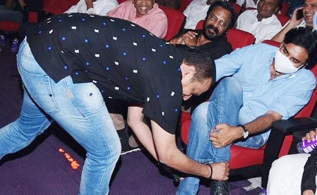 మనది పాల వ్యాపారం.. పవన్ది బ్లడ్ వ్యాపారం: బండ్ల గణేష్ మనది పాల వ్యాపారం.. పవన్ది బ్లడ్ వ్యాపారం: బండ్ల గణేష్