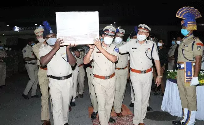 జవాన్ పార్ధీవ దేహాన్ని మోసిన కమిషనర్ సజ్జనార్ జవాన్ పార్ధీవ దేహాన్ని మోసిన కమిషనర్ సజ్జనార్