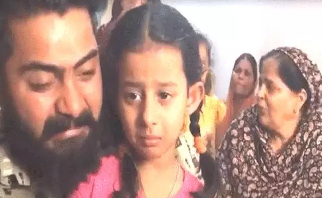 ప్లీజ్ అంకుల్ మా నాన్నను వదిలిపెట్టండి : రాకేశ్వర్ సింగ్ కుమార్తె ప్లీజ్ అంకుల్ మా నాన్నను వదిలిపెట్టండి : రాకేశ్వర్ సింగ్ కుమార్తె