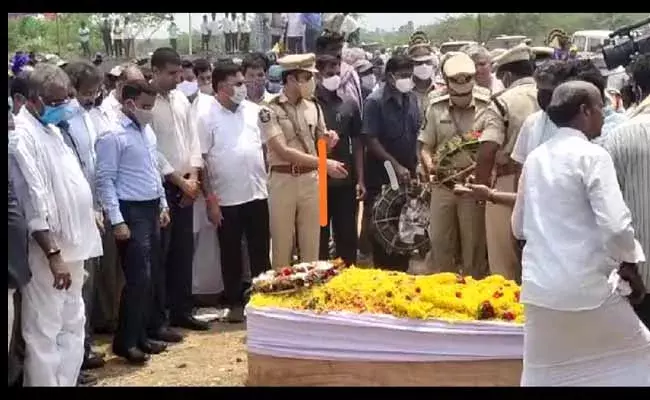 ముగిసిన సీఆర్పీఎఫ్ జవాన్ శాఖమూరి మురళీకృష్ణ అంత్యక్రియలు ముగిసిన సీఆర్పీఎఫ్ జవాన్ శాఖమూరి మురళీకృష్ణ అంత్యక్రియలు