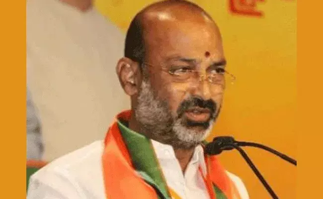ఈటల సహా ప్రభుత్వంలో అందరూ కబ్జాకోరులే : బండి సంజయ్ ఈటల సహా ప్రభుత్వంలో అందరూ కబ్జాకోరులే : బండి సంజయ్
