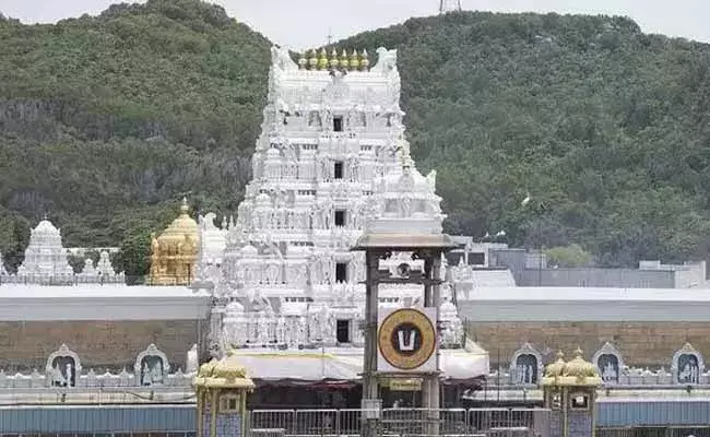 Corona Effect : తిరుమలలో తగ్గిన భక్తుల రద్దీ..! Corona Effect : తిరుమలలో తగ్గిన భక్తుల రద్దీ..!